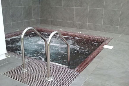 Spa jacuzzi hidromasaj din beton placat cu vitroceramica