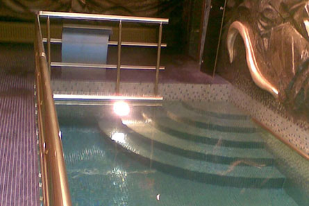 Piscina interioara din beton cu skimmer