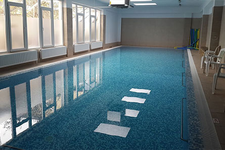 Piscina din beton overflow placata cu vitroceramica