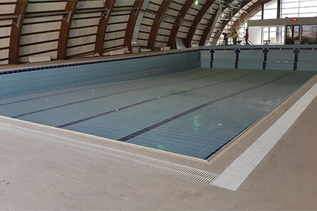 Piscina interioara din beton overflow