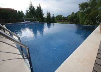 piscine-cu-latura-negativa