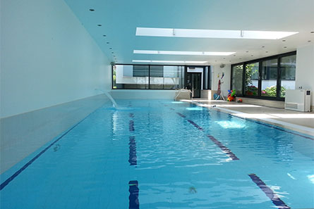 Piscina din beton cu luciu de apa