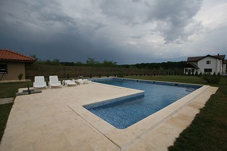 Piscina din beton cu skimmer cu vitroceramica