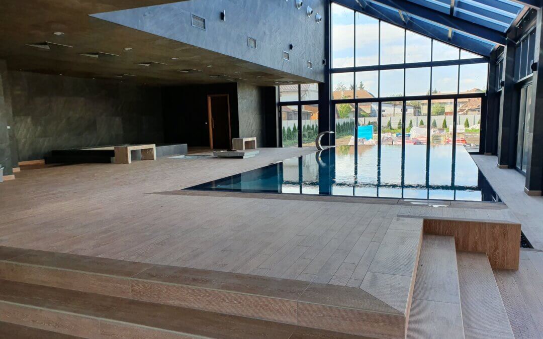 Piscina din beton cu deversare perimetrala