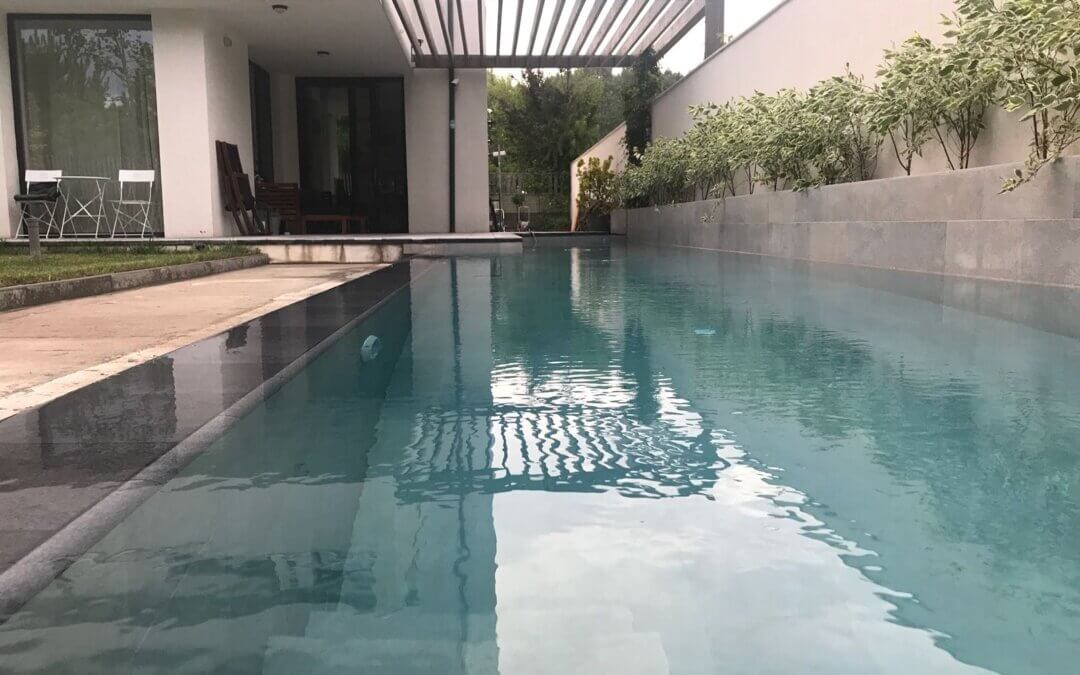 Piscina din beton cu o margine negativa, placata cu ceramica