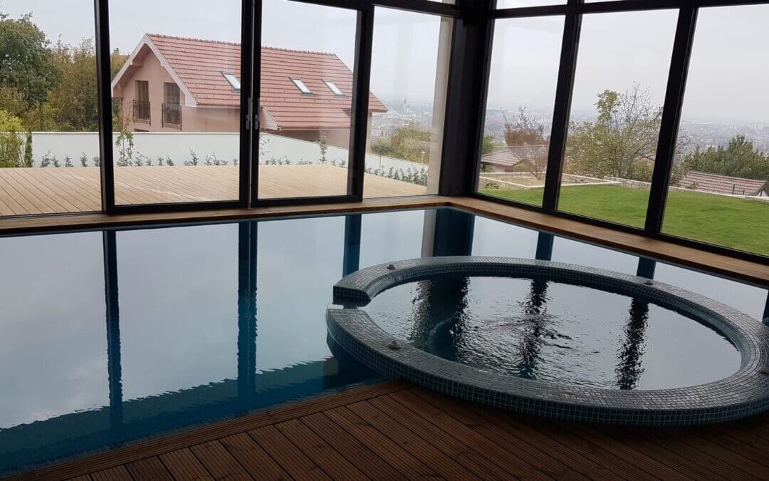 Piscina din beton cu deversare perimetrala finisata cu mozaic vitroceramic