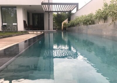 Piscina din beton cu o margine negativa, placata cu ceramica